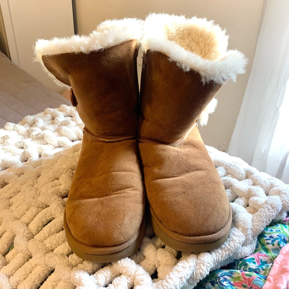 UGG Australia Bailey Button Short Chestnut - Picture 3 of 8